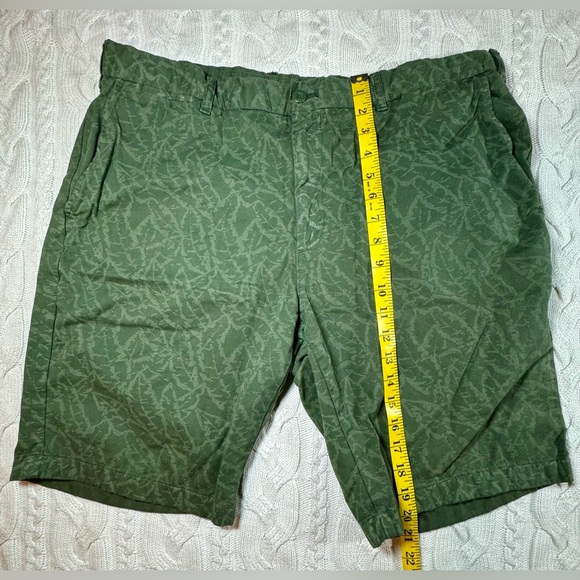BOGO—UNIQLO Flat Front Green Banana Leaf Print Shorts - Picture 4 of 8